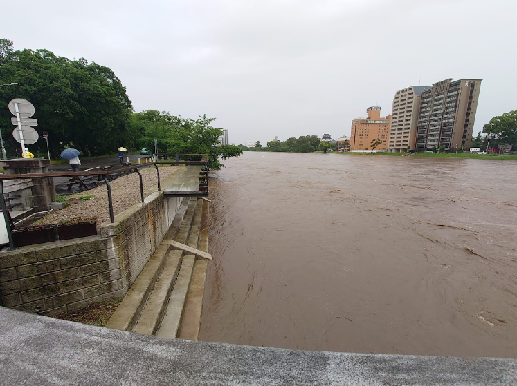 令和5年6月2日に発生した大雨による被害のため、乙川河川緑地への立入を禁止します。